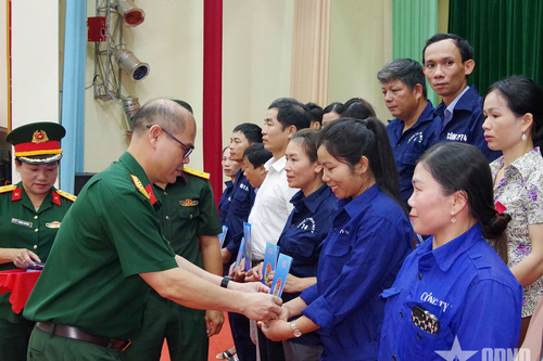 Binh đoàn 15 hỗ trợ gần 1 tỷ đồng giúp cán bộ, chiến sĩ và nhân dân khắc phục hậu quả bão số 10
