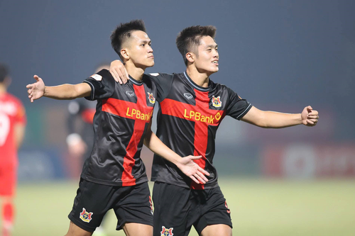 Ninh Bình FC xây chắc ngôi đầu, Hà Nội FC tìm lại niềm vui