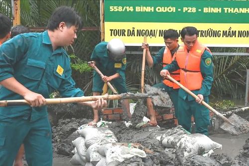 Cuộc sống đảo lộn vì mưa lớn và triều cường