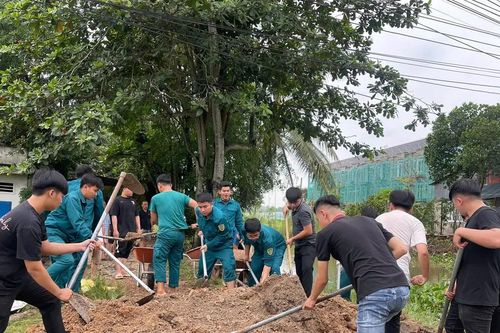 Phường Chánh Hiệp và Thủ Dầu Một khẩn trương đắp bờ bao chống ngập
