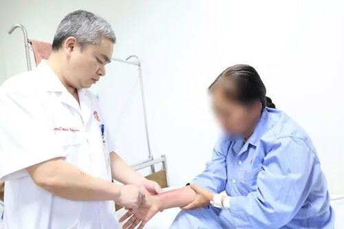 Cấy chỉ giảm đau xương khớp, người phụ nữ bị nhiễm trùng nặng
