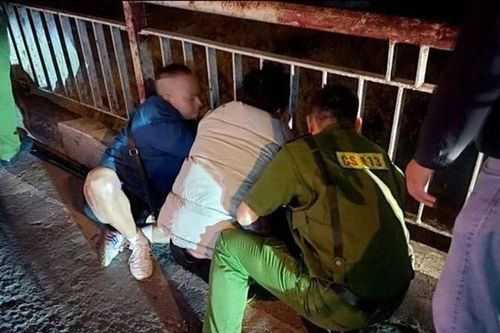 Khống chế nam thanh niên có ý định tự tử trên cầu Chương Dương