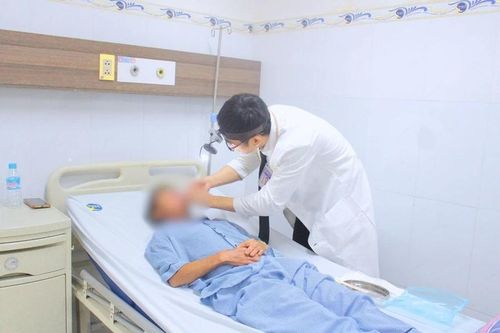 Người đàn ông 46 tuổi bị thủng xoang hàm sau nhổ răng khôn