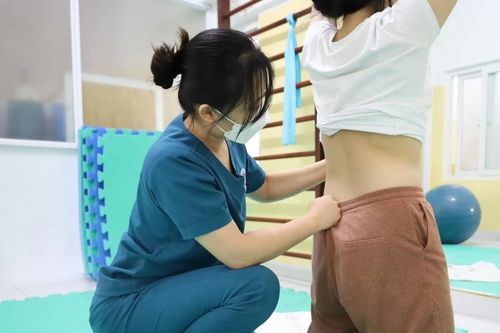 Cong vẹo cột sống ở trẻ em: Cảnh báo sớm, can thiệp kịp thời