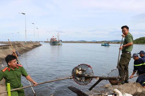 Tuổi trẻ Công an An Giang và đặc khu Phú Quốc ra quân vệ sinh môi trường