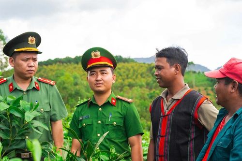Người chiến sĩ gieo hy vọng nơi vùng cao Hra