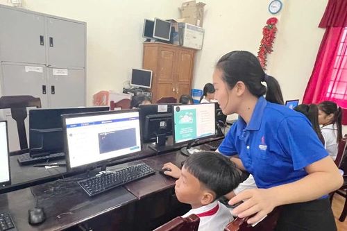 Thầy cô vượt khó 'gieo hạt giống' công nghệ nơi đầu sóng ngọn gió
