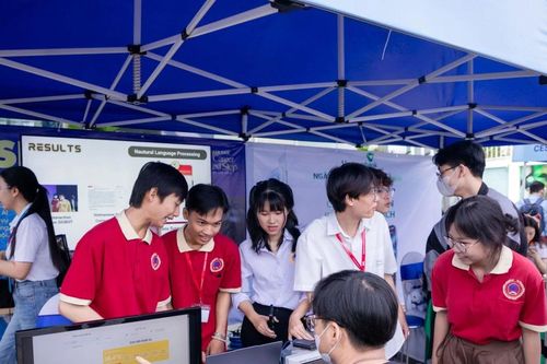 2.000 bạn trẻ tìm hiểu cơ hội việc làm lĩnh vực công nghệ, tài chính, logistics