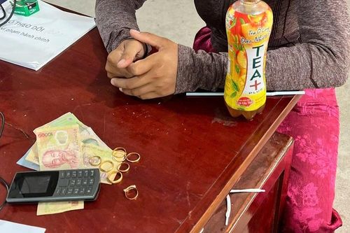 Đối tượng nữ 20 tuổi khống chế, cướp tiền, vàng của cụ ông