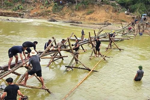 Cầu bê tông bị lũ cuốn, dân bản chung sức dựng cầu tạm để học sinh đến trường