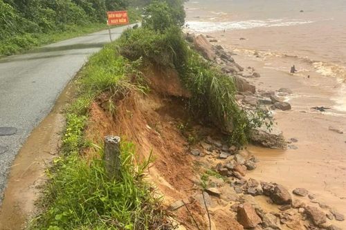Công bố tình huống khẩn cấp sạt lở bờ biển tại Huế sau bão