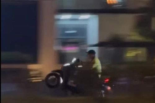 Khởi tố nhóm 'quái xế' bốc đầu xe máy ở Hà Nội