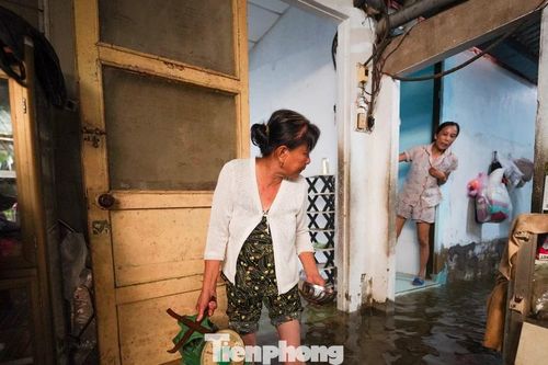 TPHCM: Cuộc sống người dân Thanh Đa đảo lộn vì mưa lớn và triều cường