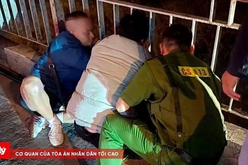 Nam thanh niên cầm dao với ý định tự tử trên cầu Chương Dương