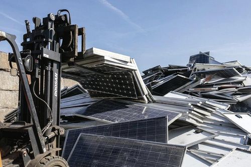 Điện mặt trời bùng nổ, báo động vấn nạn 200 triệu tấn rác thải mới