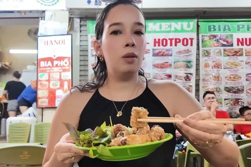 Khách nước ngoài thử món giòn rụm ở phố cổ Hà Nội, nức nở khen vừa rẻ vừa ngon