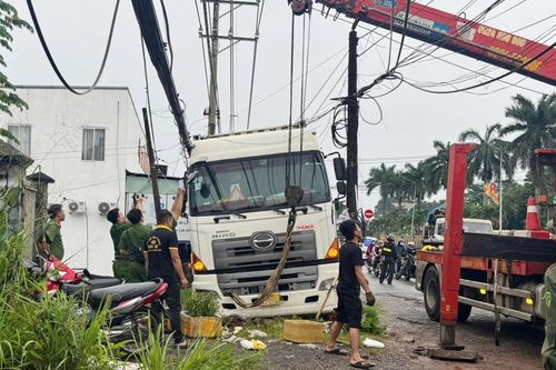 Xe container mất lái lao thẳng vào nhóm người ven đường, một phụ nữ tử vong tại chỗ