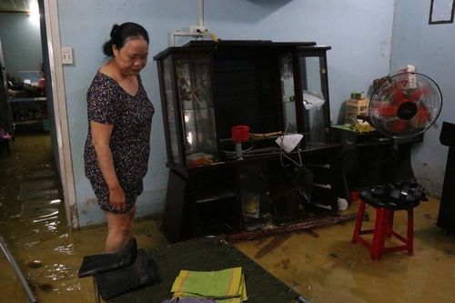 Khu dân cư TPHCM thành 'hầm chứa nước', dân kiệt sức canh ngập suốt 2 ngày