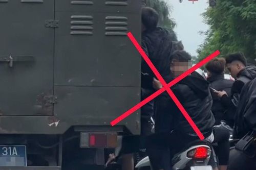 Lí do nhóm thanh niên 'đầu trần' đi mô tô bám theo xe chở phạm nhân ở Hà Nội