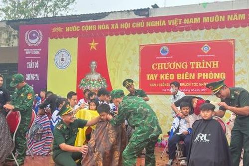 Gần 180 học sinh được cắt tóc miễn phí trong chương trình 'Tay kéo biên phòng' tại Hà Tĩnh