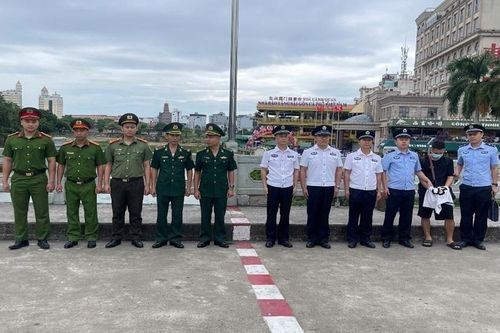 Trục xuất đối tượng bị truy nã người nước ngoài qua Cửa khẩu Móng Cái