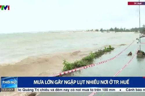 Mưa lớn gây ngập sâu nhiều tuyến đường tại thành phố Huế