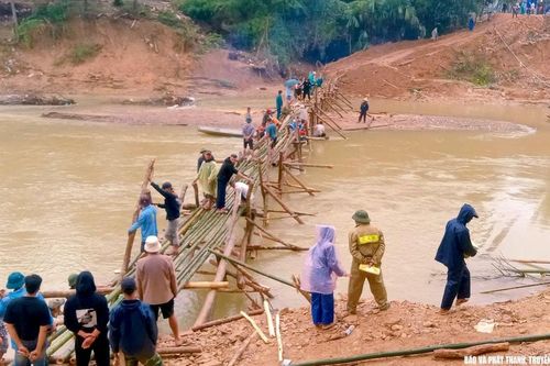 Xã miền Tây Nghệ An dựng cầu tre tạm cho học sinh và người dân đi lại an toàn