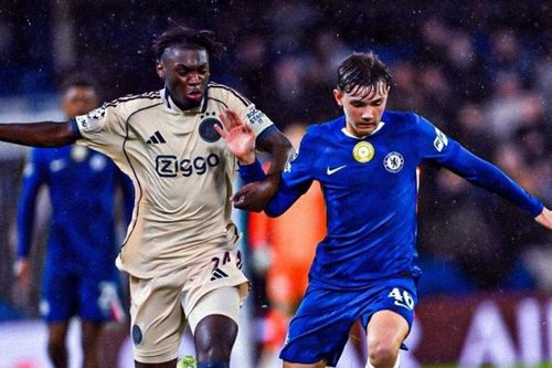 Reggie Walsh ký hợp đồng chuyên nghiệp đầu tiên với Chelsea