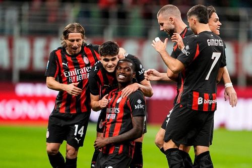 Modric kiến tạo bù giờ cứu Milan hòa Pisa 2-2 Serie A