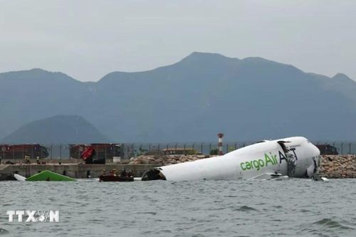 Tìm thấy hộp đen trong vụ máy bay trượt khỏi đường băng ở Hong Kong