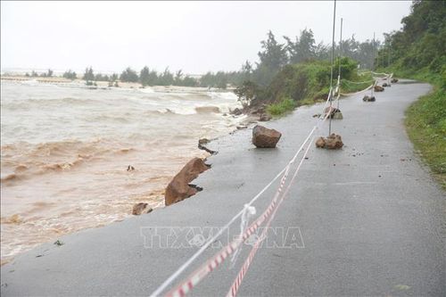 Huế yêu cầu ứng phó đợt mưa lớn tiếp theo, khẩn cấp khắc phục sạt lở bờ biển Phú Lộc