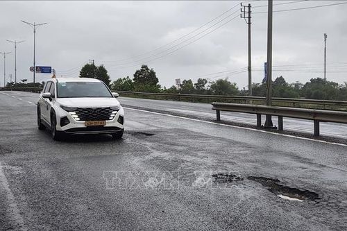 Huế: Vừa vá xong, mặt đường Quốc lộ 1A lại hư hỏng