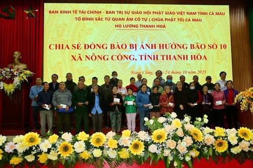 Nhóm thiện nguyện vượt ngàn cây số hỗ trợ bà con vùng lũ Thanh Hóa