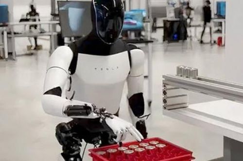 Elon Musk 'tất tay' vào robot Optimus, hứa hẹn 'điều vĩ đại' sắp xảy ra