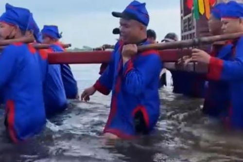 Xót xa cảnh đưa tang trong mưa lũ ở Huế