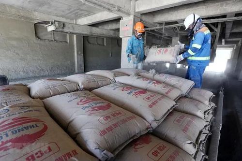 Ảnh hưởng mưa bão kéo dài, thị trường xi măng trong nước sụt giảm mạnh