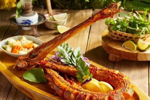 Thứ cá đỏ au, mỏ dài như ống hút nay trở thành đặc sản khiến du khách đổ xô tìm mua