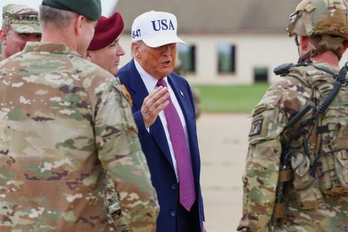 Lầu Năm Góc dùng khoản góp 130 triệu USD từ 'người bạn ẩn danh' của ông Trump để trả lương binh sĩ
