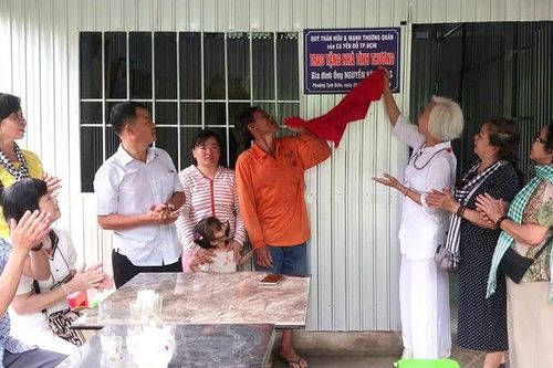 Bàn giao nhà Tình thương và tặng thẻ bảo hiểm y tế tại phường Tịnh Biên