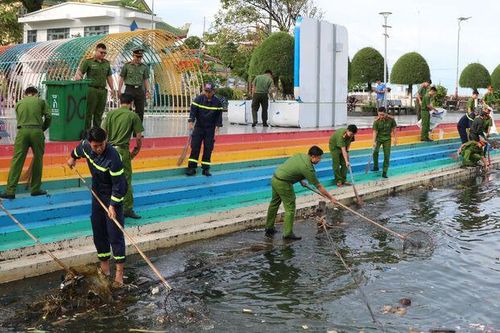 Đoàn viên, thanh niên Công an An Giang và đặc khu Phú Quốc ra quân vệ sinh môi trường