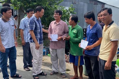 Phó Bí thư Thường trực xã An Phú thăm, động viên các hộ dân bị ảnh hưởng do sạt lở