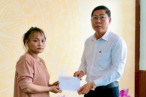 Hỗ trợ gia đình bé 4 tháng tuổi rơi xuống kênh