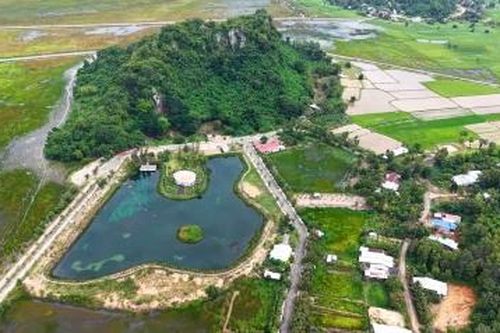 Kỳ vĩ núi Đá Dựng