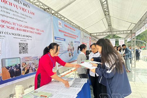 Hơn 500 học sinh, người lao động tham gia Hội chợ việc làm tại xã Tuần Giáo