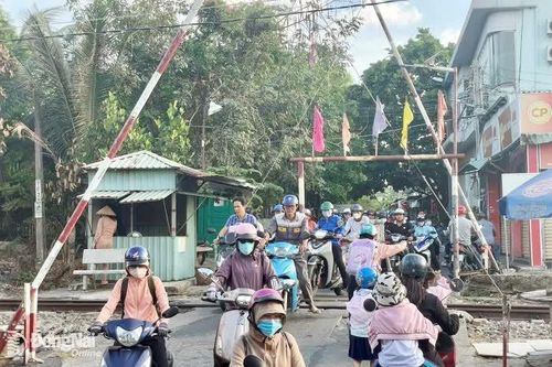 Lối đi tự mở ngang đường sắt tại Km1692+300: Cần hài hòa nhu cầu dân sinh và đảm bảo an toàn giao thông