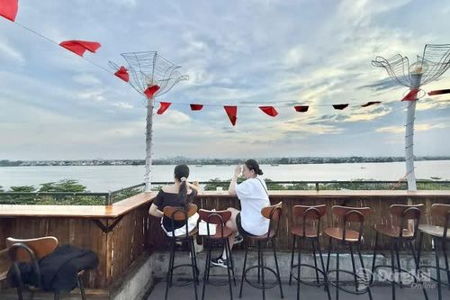Nhâm nhi ly cà phê ở phố thị