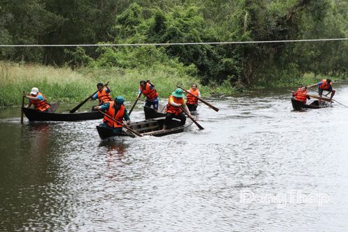 Sôi động đường đua sông nước Phong Mỹ