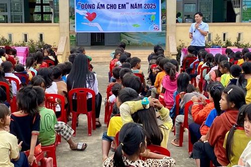 Tặng 400 chiếc áo ấm cho học sinh Trường Phổ thông Dân tộc bán trú Tiểu học Hà Đông