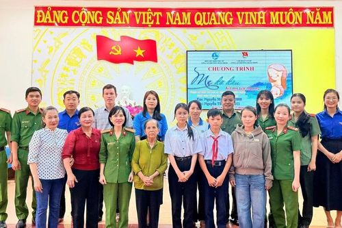 Công an phường Hoài Nhơn nhận đỡ đầu 2 học sinh mồ côi vượt khó