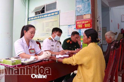 Khám, phát thuốc miễn phí cho người dân xã Nam Cam Ranh